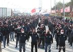 경찰 폭행한 화물연대 조합원 연행…조사 후 귀가