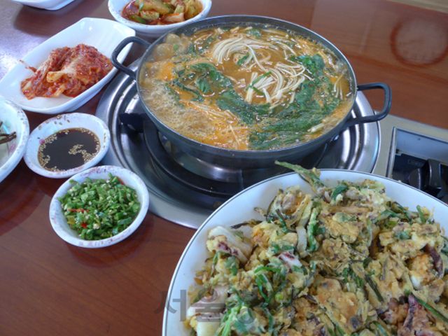 숙주·깻잎 싸먹는 닭갈비...치킨처럼 바삭바삭한 파전...입안이 천국 : 허브줌 숙주·깻잎 싸먹는 닭갈비...치킨처럼 바삭바삭한 파전...입안이... 