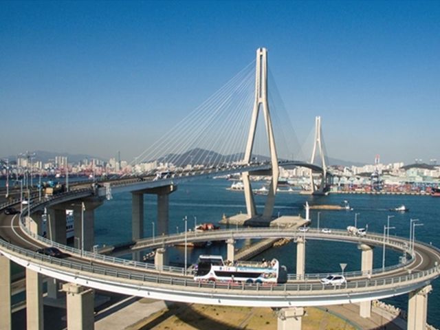 360도 램프웨이 바닷바람 맞으며 “와우 부산! 얼른 찍어요” : 허브줌 360도 램프웨이 바닷바람 맞으며 “와우 부산! 얼른 찍어요”