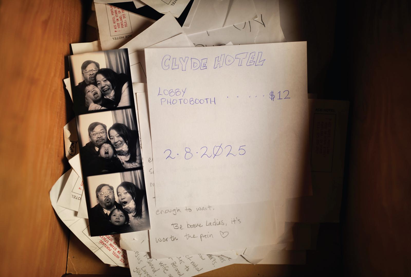 정신 작가가 남편, 아들과 함께 포토부스에서 찍은 사진과 영수증.   ⓒ사이이다