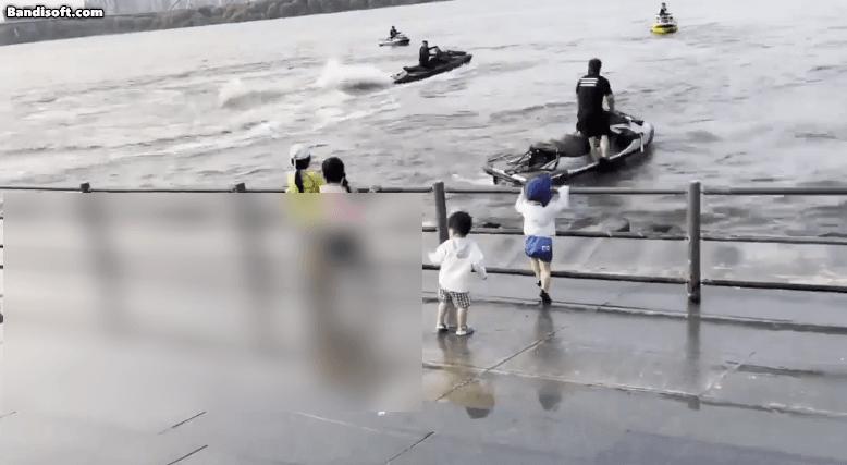 아이들 향한 한강 제트스키 물대포… 정면서 맞은 아이 날아갔다 : ZUM 뉴스