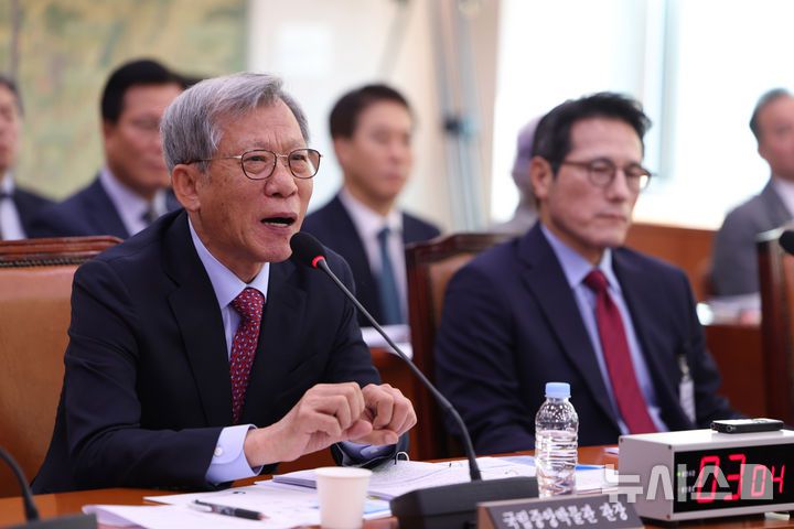 유홍준 국립중앙박물관장이 국정감사에서 유료화 검토를 밝히는 모습