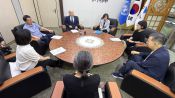 <b>인권위원 6명 긴급 회동, 안창호 위원장 항의 방문···“윤석열 방어권 폐기안 즉각 상정하라”</b>