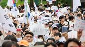 <b>현충일에도 계속된 재선거 요구 시위</b>
