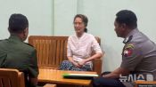 <b>미얀마 "아웅산 수치, 수감→가택연금 전환"…아들 "이송 증거 못 봐"</b>