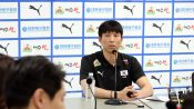 <b>취재진 질문에 답하는 황택의 한국 남자배구 국가대표팀 주장</b>