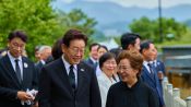 <b>권양숙 여사와 대화하는 이재명 대통령</b>
