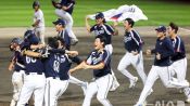 <b>한일전서 재현된 '약속의 8회' 한국 야구 5회 연속 금메달 위업</b>