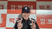 <b>함박웃음 지은 KT 이강철 감독 "홈에서 우승하니까 좀 우승한 것 같네"</b>