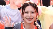 <b>수영, '정경호와 결별' 후 첫 공식 석상…시각장애 부친과 나란히</b>