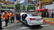 <b>부산 대연역서 70대 몰던 승용차 인도로 돌진… 보행자 등 2명 숨지고 3명 부상</b>
