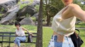 <b>“군살이 없네”…화사, 뉴욕 한복판서 드러낸 탄탄 몸매</b>