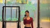 <b>설현, 브라톱+레깅스만 입고 운동..王자 복근+개미허리 깜짝</b>