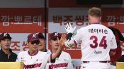 <b>설종진 감독의 축하 받는 데이비슨</b>