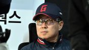 <b>"야구 거꾸로 해" 롯데 엇박자 심각하네!…7회 수비 대참사→7실점 헌납, 3루 원정팬 썰물처럼 퇴장했다</b>