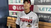 <b>"해민이 형이 책도 선물해줬어요" 송찬의 마음까지 챙긴 LG 베테랑들…8G 연속 안타 행진 속 터져나온 '감사 인사'</b>