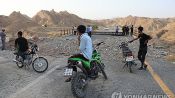<b>밤만 되면 시작되는 폭격…이란 남부 주민들 "온몸이 떨린다"</b>