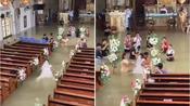 <b>"폭우도 못 막은 사랑"…허리까지 물 찬 성당서 결혼식 올린 필리핀 부부</b>