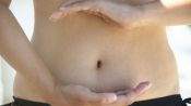 <b>"손톱·면봉으로 후비지 마세요"...배꼽 속 검은 덩어리 억지로 떼면 안 되는 이유</b>
