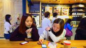 <b>하루 300단어씩 대화가 사라진다…“뇌 둔해질 수도”</b>
