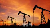 <b>국제유가, 이번주 첫 하락…美 유조선 지원·추가 조치 약속에 긴장 완화</b>