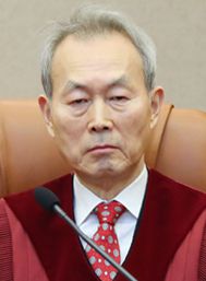 헌법재판관 9명 중 8명은 판사 출신이다. 이 중 이영진 재판관은 2017년 서울고법에서, 김기영 재판관은 2014년 서울중앙지법에서 임 부장판사와 함께 근무했다. 문형배 재판관은 1992년 부산지법,1995년 부산지법 동부지원,1997년 부산지법에서 근무연을 쌓았다.