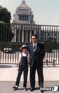 아버지 오부치 게이조 전 총리와 일본 국회의사당 앞에서 기념 사진을 찍는 딸 유코. 1980년. (출처 : 오부치 유코 누리집)