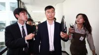 <b>디지털 포렌식 장비 들고 이동하는 서울경찰청 광역범죄수사대 관계자</b>