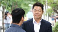 <b>취재진 질문 듣는 최재훈 전 부장검사</b>