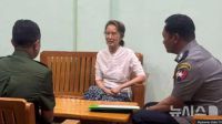 <b>미얀마 "아웅산 수치, 수감→가택연금 전환"…아들 "이송 증거 못 봐"</b>