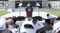 <b>이재명 대통령, 현충일 추념식 참석 '국가유공자 증서 직접 수여'</b>