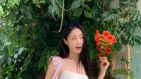 경리, 화이트룩 입고 능소화 아래 한 컷…36세 동안 미모
