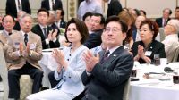 <b>박수치는 이재명 대통령 부부</b>