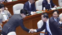 <b>인사하는 한동훈-박홍근 장관</b>