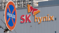 고점서 반토막 난 SK하이닉스…실적·주주환원에 쏠린 눈