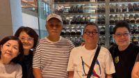 <b>'시각장애 4급' 송승환, 지팡이 든 모습 포착..시력 잃은 후 직접 개발해 사용</b>