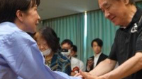 슬로모션에 합장까지 넣었다…"'사나에 홍보영상'이냐" 日서 비판 쇄도
