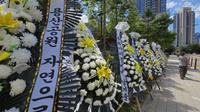 <b>"빈 땅 아냐, 집은 딴 곳에 지어라" 300개 근조화환으로 뒤덮인 용산공원</b>