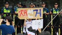 <b>성조기 사라진 `개표소 시위`…"특정 정당 지지 아냐, 참정권 문제"</b>