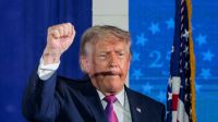 트럼프 “이란 강하게 타격”...호르무즈 놓고는 엇갈린 주장