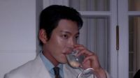 김우빈, 물만 마셔도 화보...♥신민아 반할만 하네