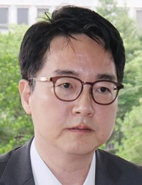 심우정 검찰총장이 1일 사의 표명과 함께 정부의 검찰개혁에 우려를 표명하는 입장문을 냈다. 사진은 지난달 19일 대검찰청으로 출근하는 심 총장. [뉴스1]