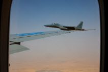 13일(현지시간) 사우디 아라비아를 도널드 트럼프 미국 대통령이 국빈 방문하는 가운데, 사우디 F15전투기가 에어포스원을 호위하고 있다. (사진=로이터)