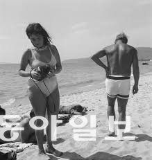 카메라를 들고 있는 도라 마르와 피카소..Av Eileen Agar. CC BY NC ND 3.0