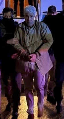 멕시코 마약왕 라파엘 카로 킨테로가 지난달 27일(현지시각) 미국으로 송환되고 있다. /로이터 연합뉴스