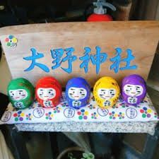 일본 시가현 오노 신사가 판매 중인 달마 인형 세트. 아라시를 상징하는 다섯 가지 색을 띠고 있다./tabi-asobi-freetime.com