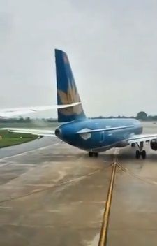 베트남 하노이 노이바이 국제공항 활주로에서 호찌민으로 향하려던 보잉 787기가 디엔비엔으로 출발을 기다리던 에어버스 A321기와 충돌했다. (사진 항공 안전 네트워크(ASN) 소셜미디어 엑스 캡처)