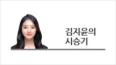 몸을 푹 감싸는 푹신하면서도 넉넉한 가죽 시트에 앉아 대형 스마트 디스플레이로 넷플릭스를 즐긴다. 손을 살짝 뻗으면 닿는 통합 컨트롤러는 시트 포지셔닝부터 공조장치, 레그레스트, 조명까지 손끝 하나로 차량 전체를 제어하게 해준다. 센터콘솔 아래에 있는 미니 냉·온장고로 차갑거나 따뜻한 음료를 즐길 수도 있다. 2열부터 후면까지 이어진 커튼은 마치 연예인이 된 듯한 기분을 들게 한다.