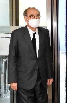 이홍구 전 총리가 27일 고 이건희 삼성 회장의 빈소가 마련된 서울삼성병원 장례식장에 들어서고 있다. [사진공동취재단]