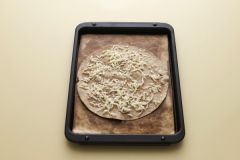 1. 토르티야 1장에 피자 치즈 1/2컵을 뿌린다.